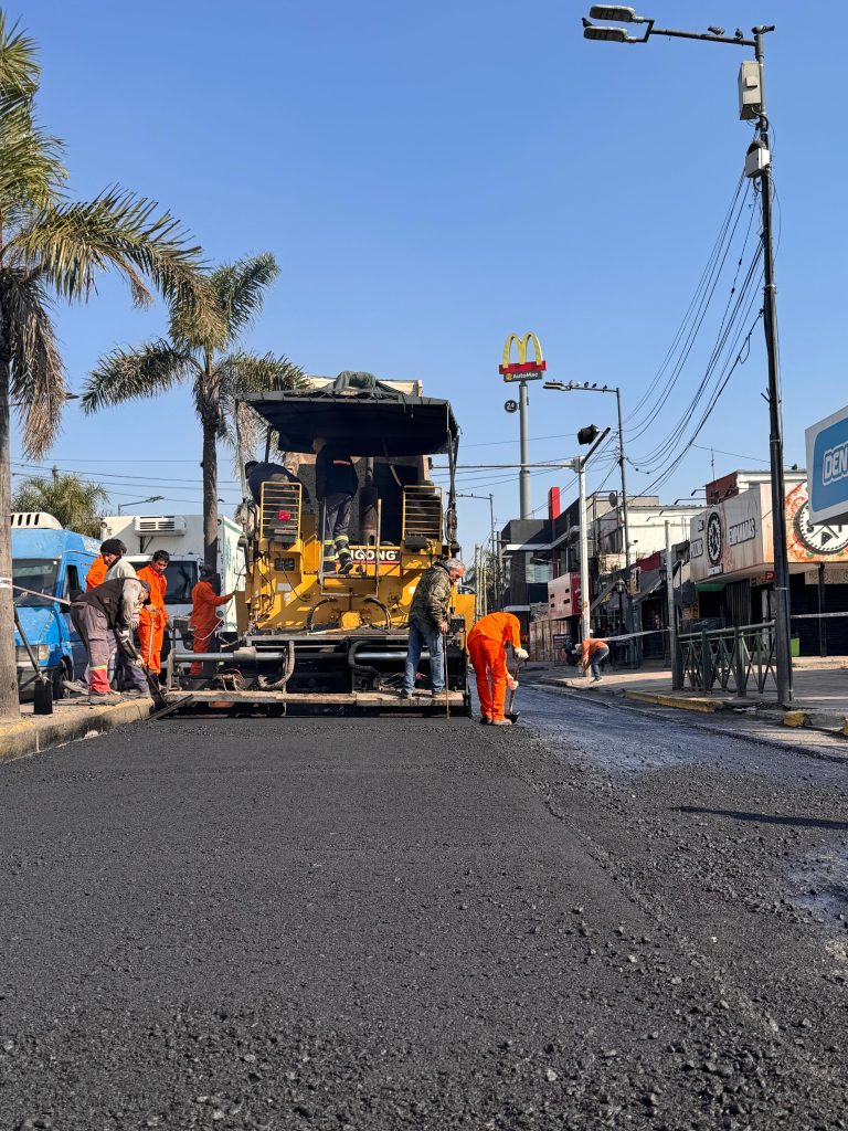 Pavimentación de calle con maquinaria terminadora de asfalto en Buenos Aires