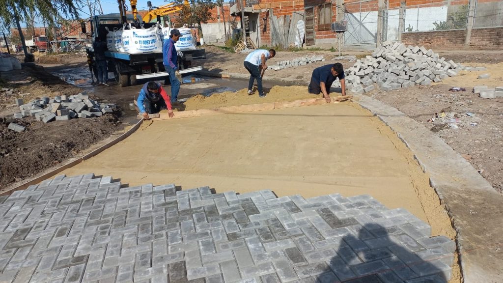 Preparación del suelo para colocación de adoquines en calle urbana