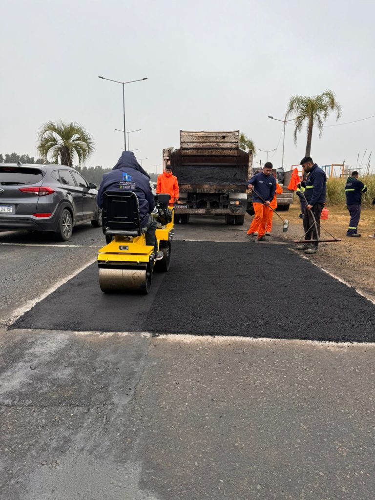 Colocación de carpeta asfáltica en obra vial de mediana escala