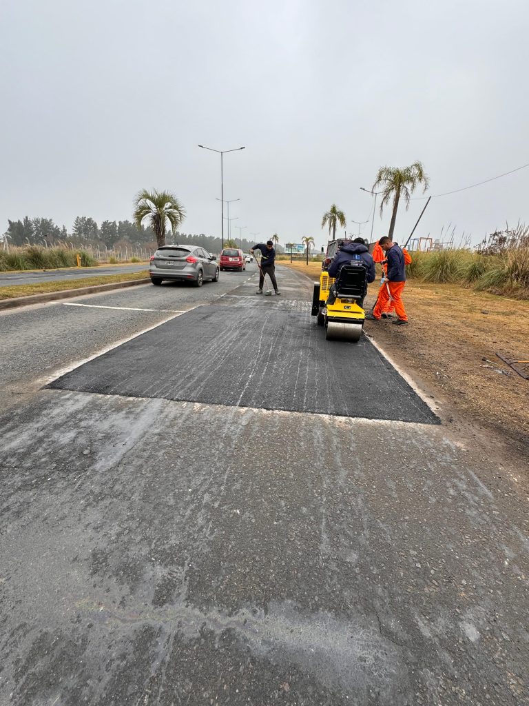 Reparación de camino con maquinaria vibratoria y personal técnico en Buenos Aires