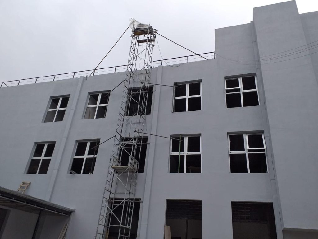 Edificio en construcción con estructura de andamio en fachada