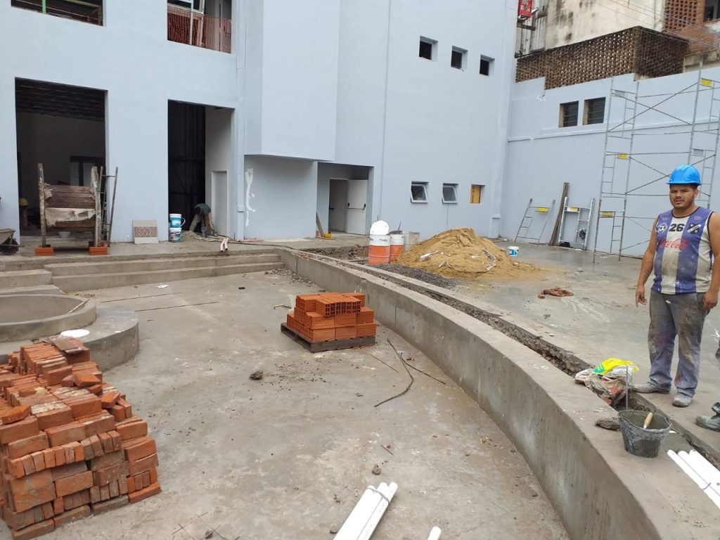 Obra exterior en proceso con elevación, ladrillos y materiales en sitio
