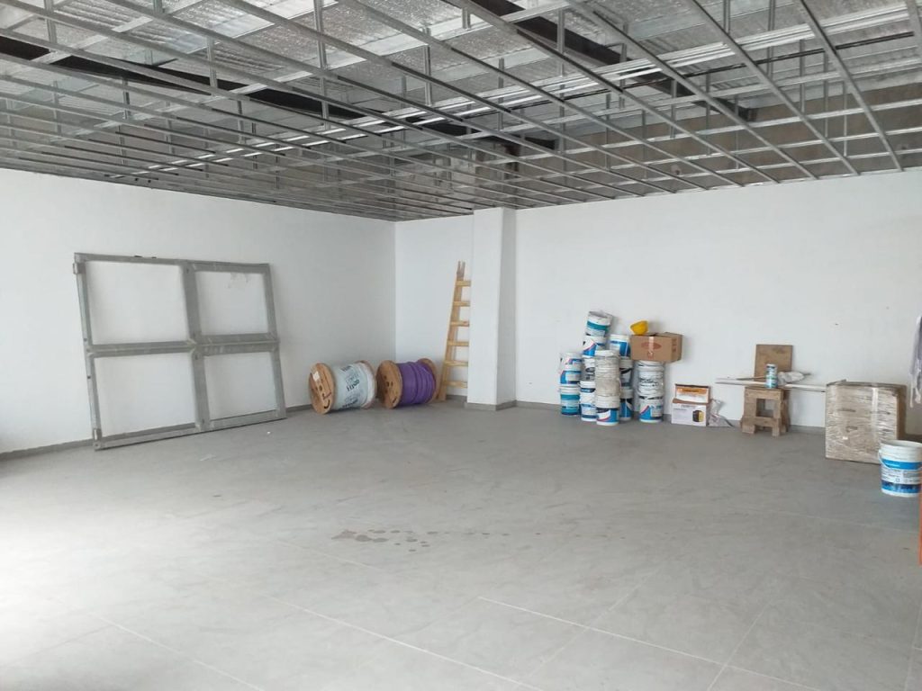 Interior de obra terminado con materiales organizados en el sector