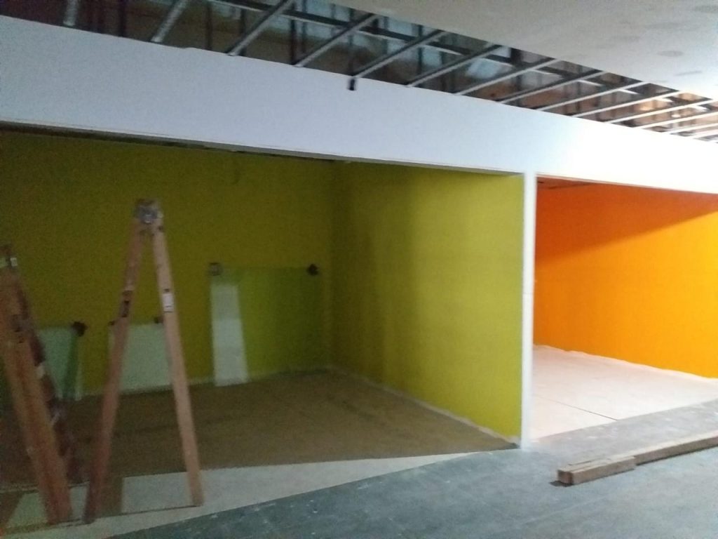Tabiquería interior en construcción con estructura metálica y revestimientos