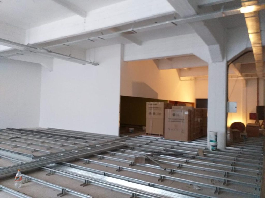 Estructura metálica montada para cielorraso y divisiones internas