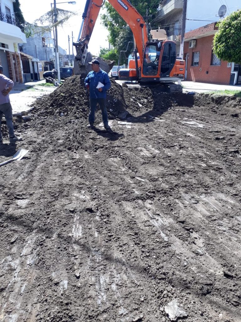 Movimiento de suelo con maquinaria en preparación para obra urbana