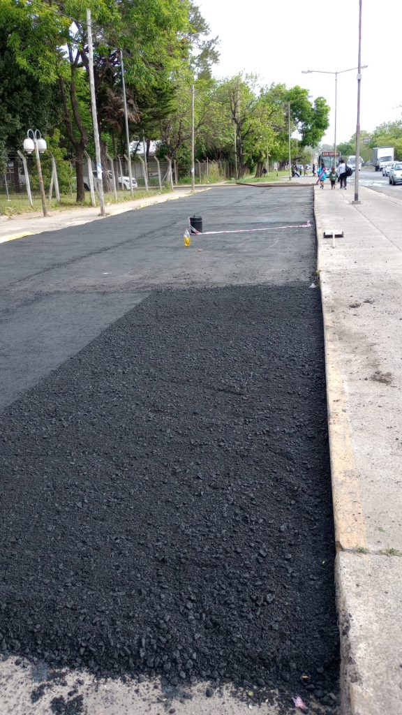 Pavimento asfáltico recién colocado en calle de Buenos Aires