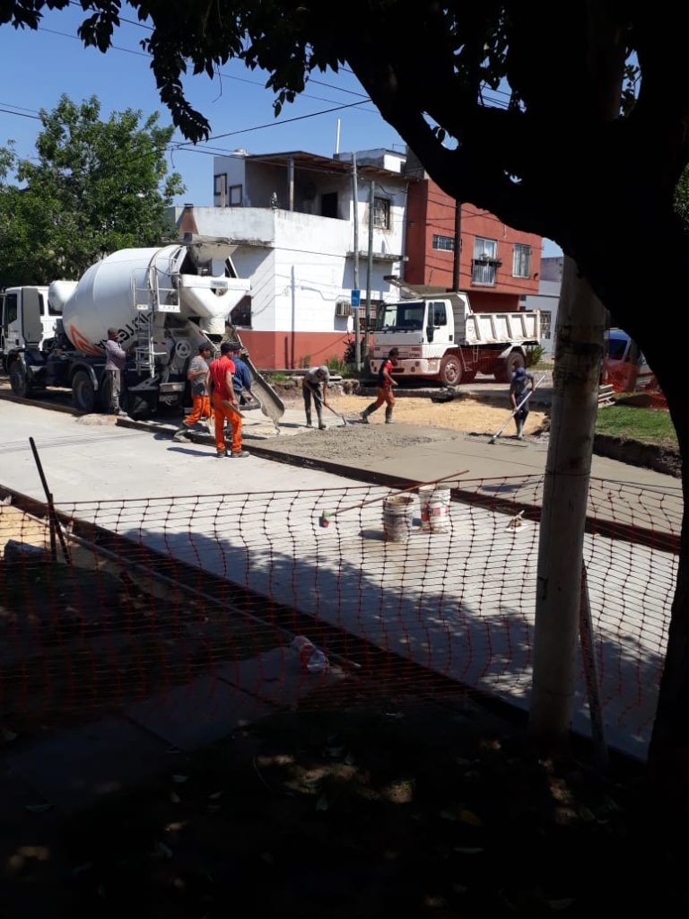 Preparación de vereda con hormigonera y personal técnico
